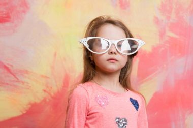 kız çocuk ciddi bir yüz ile gözlük.