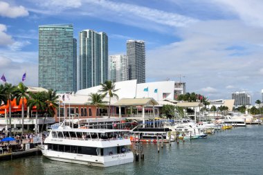 Turistler ve mavi gökyüzü arka plan üzerinde gökdelenler ile gemi