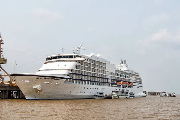 Seven Seas Navigator cruiseschip aangemeerd bij zee haven — Stockfoto