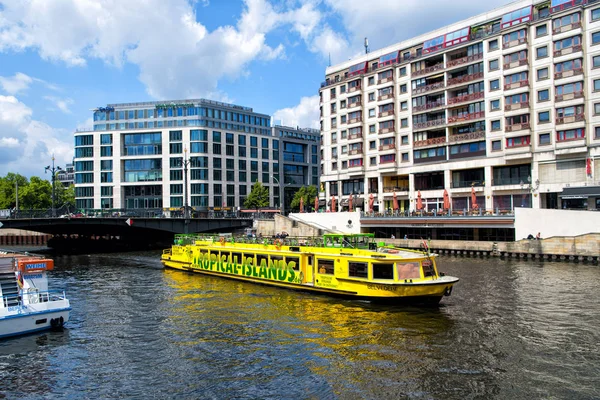 Nehir su bulutlu gökyüzü üzerinde turistik gemide