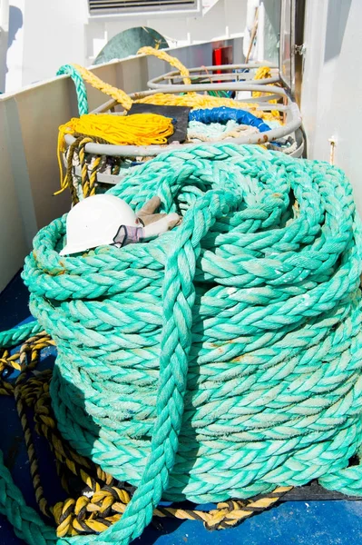 Deniz halatlar üzerinde güverte arka plan Philipsburg, Sint Maarten gemi.