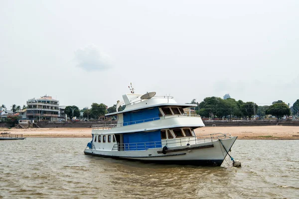 Navio branco ancorado no rio em Santarém, Brasil — Fotografia de Stock