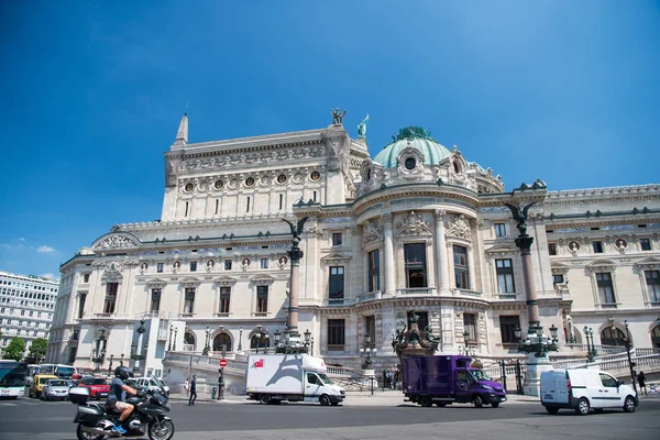 Dom palace lub opera Garnier opierając się na słoneczne niebo niebieski — Zdjęcie stockowe