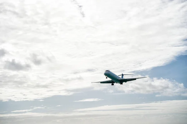 Plane flying on cloudy sky background in Philipsburg, Sint Maarten — Stock Photo, Image