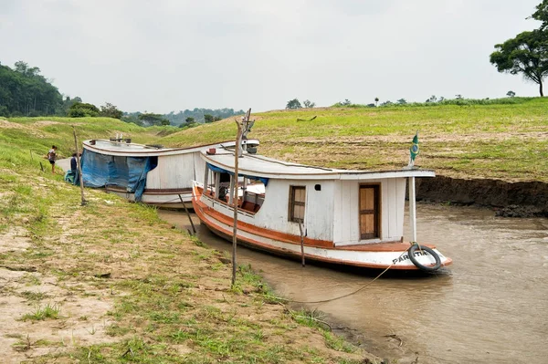 Zwei Boote auf Flusswasser vor natürlichem Hintergrund — Stockfoto