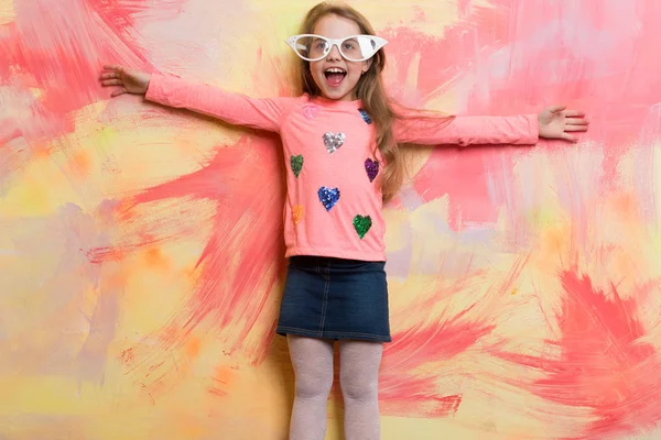 Renkli arka plan üzerinde kız çocuk.