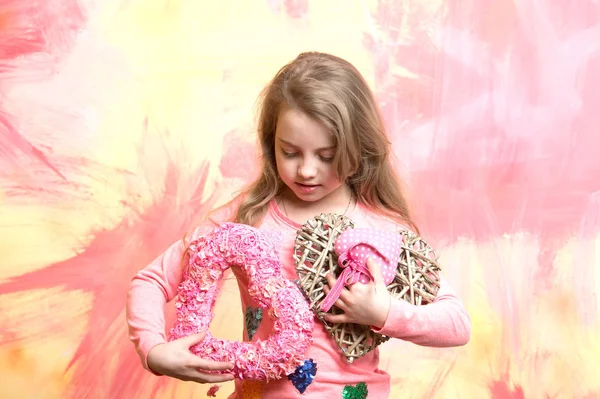 Menina pequena com coração de amor . — Fotografia de Stock