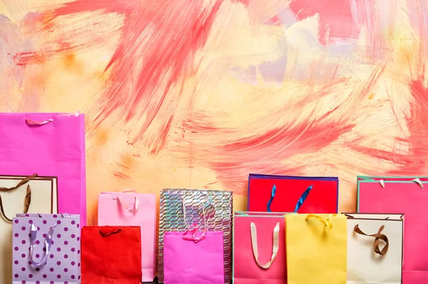 Dekorasyon ve renkli arka plan üzerinde geçerli paketin.