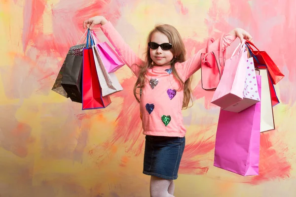 Menina criança com presente pack no fundo colorido . — Fotografia de Stock