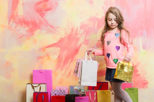 Mała dziewczynka z torbą na zakupy. — Zdjęcie stockowe