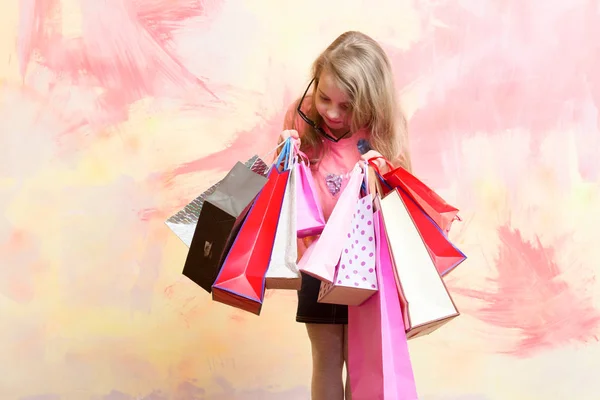 Niño o niña pequeña con bolsa de compras o paquete de regalo —  Fotos de Stock