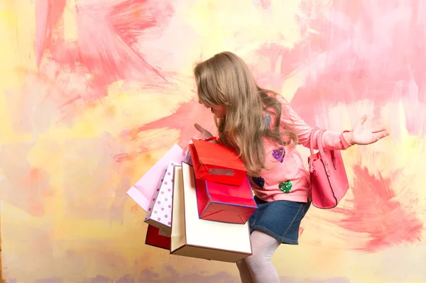 Menina criança com presente pack no fundo colorido . — Fotografia de Stock