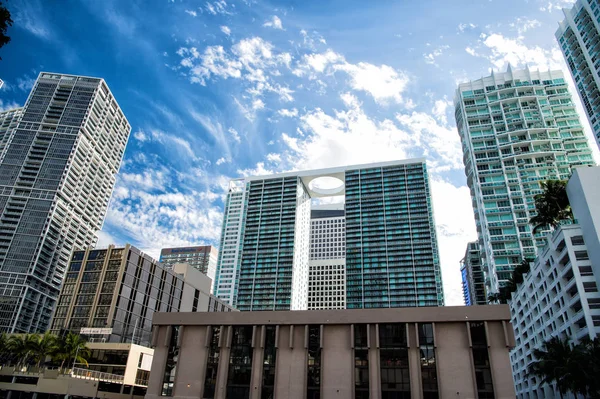 Miami stadsbilden på molniga himmel bakgrund i Usa — Stockfoto