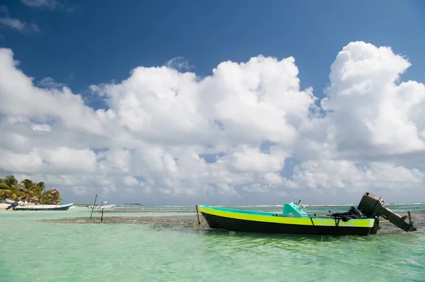 Motorový člun na moře pobřeží Costa Maya, Mexiko — Stock fotografie