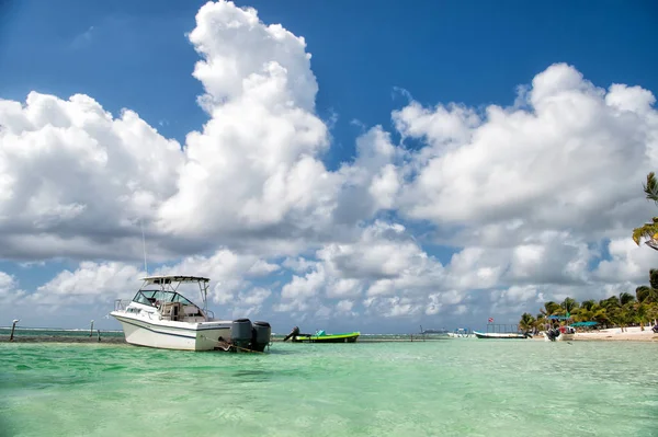 Barco blanco en mar turquesa en Costa Maya, México — Foto de Stock