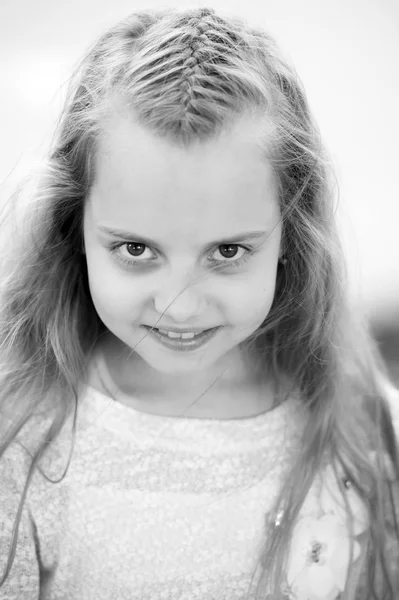 Portrait d'une jolie petite princesse heureuse — Photo