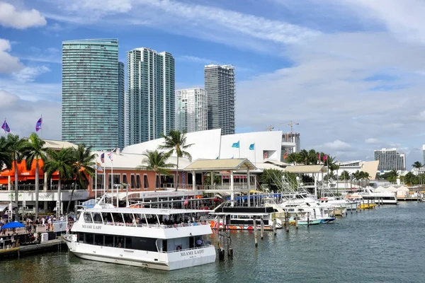 Turistler ve mavi gökyüzü arka plan üzerinde gökdelenler ile gemi
