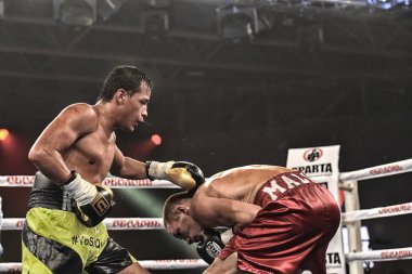 Kimliği belirsiz bir boksörler sıralaması için kavga sırasında halka