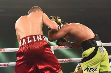 Kimliği belirsiz bir boksörler sıralaması için kavga sırasında halka