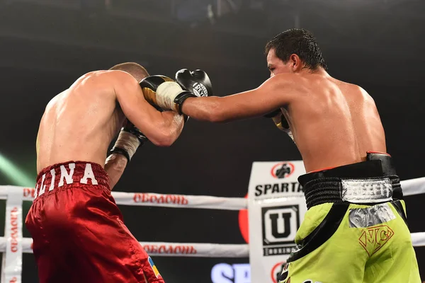 Kimliği belirsiz bir boksörler sıralaması için kavga sırasında halka