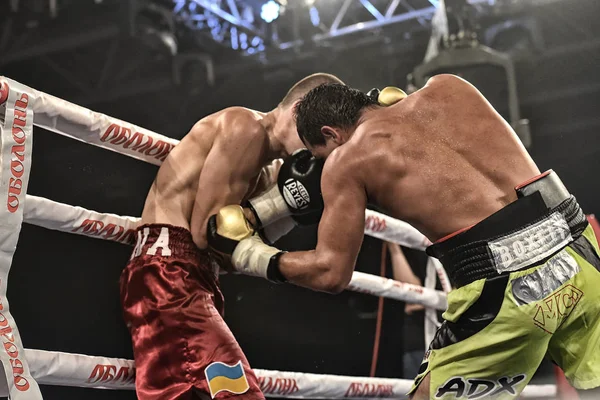 Boxeadores no identificados en el ring durante la lucha por los puntos de ranking — Foto de Stock