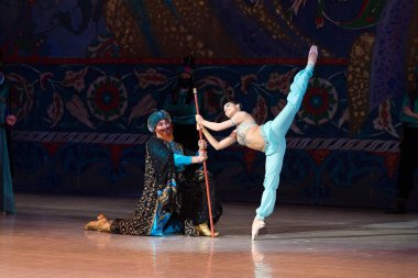 Bale dansçısı balerin bale sırasında Corsar