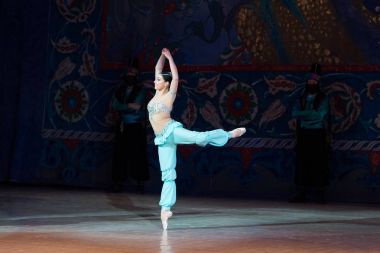 Bale dansçısı balerin bale sırasında Corsar