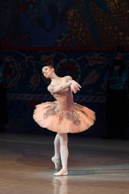 Bale dansçısı balerin bale sırasında Corsar