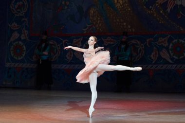 Bale dansçısı balerin bale sırasında Corsar