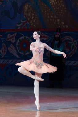 Bale dansçısı balerin bale sırasında Corsar