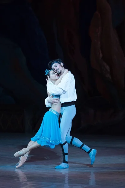 Балету Олександр Стоянов і Катерина кухар танці під час балет Corsar — стокове фото