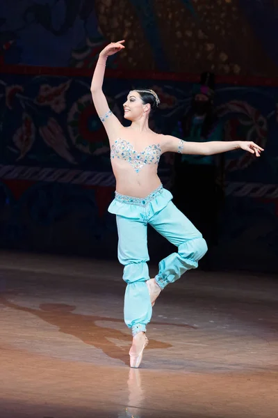 Bailarina de ballet bailarina bailando durante el ballet Corsar — Foto de Stock