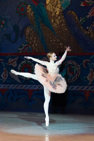 Bale dansçısı balerin bale sırasında Corsar