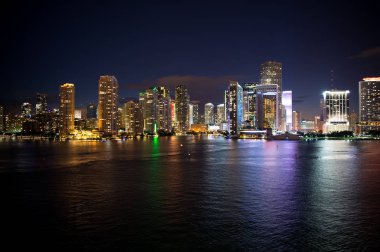 Miami manzarası gökdelen geceleri