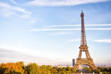 Eyfel Kulesi Paris, Fransa'da gün batımında. HDR. romantik seyahat arka plan.