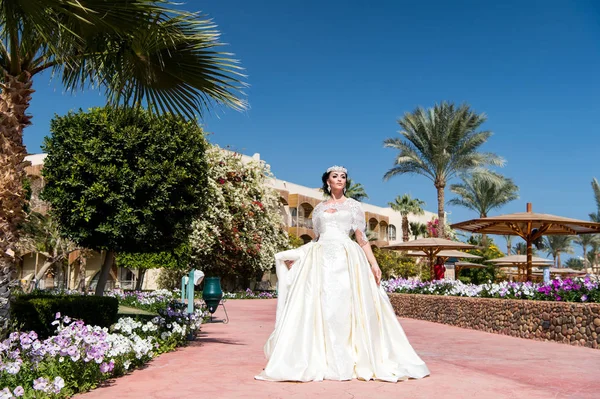 Bruid in witte trouwjurk — Stockfoto
