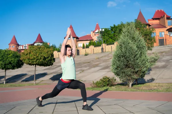 Uomo stretching e riscaldamento dei muscoli prima dell'allenamento — Foto Stock