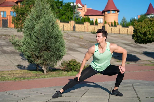 Atleet training op zonnige zomer dag in de buitenlucht — Stockfoto