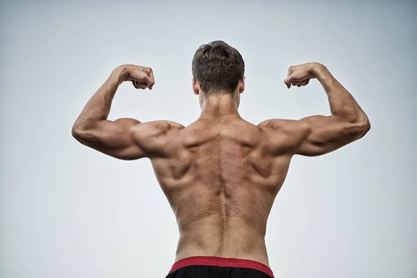 Atleta con torso desnudo en el cielo gris —  Fotos de Stock