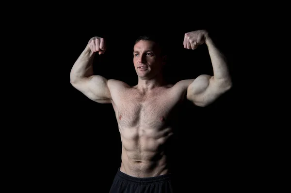 Esportista homem flexionando braços com punhos — Fotografia de Stock