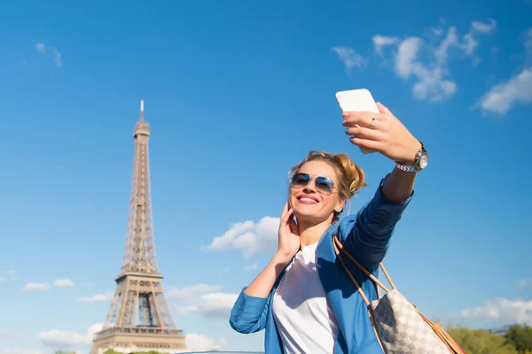 Девушка делает селфи перед Эйфелевой башней в Париже, Франция . — стоковое фото