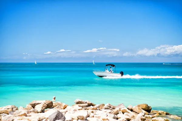 Motor boat floating fast on azure sea water — Stock Photo, Image