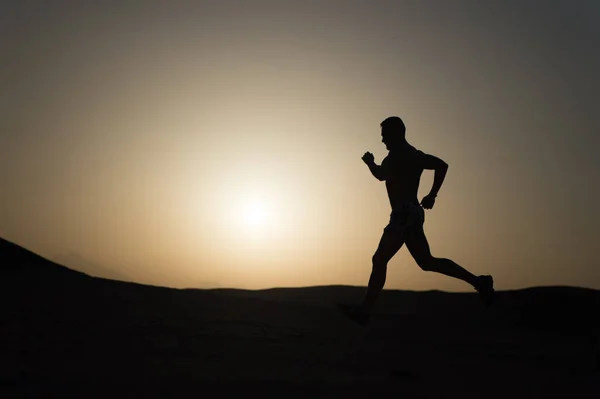 Silhueta ou homem corredor, cara correndo ao ar livre no céu limpo — Fotografia de Stock