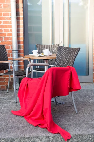 Tisch und Stühle mit roter Decke draußen im Straßencafé — Stockfoto