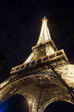 Eyfel Kulesi Paris, Fransa'da gün batımında. Romantik seyahat arka plan.