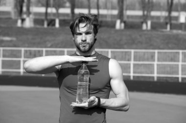 yakışıklı kaslı adam su şişesi tutan
