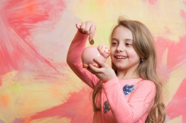 Çocuk mutlu yüz ile gelecek için para tasarrufu.