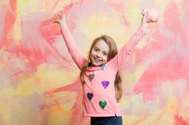 Çocuk mutlu yüz ile gelecek için para tasarrufu