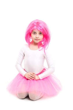Çocukluk ve mutluluk. Güzellik ve moda. Küçük kız t pembe etek. Beyaz arka plan üzerinde izole peruk çocuk. bale ve sanat.