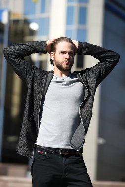 Hippi saç elleriyle dokunuyor